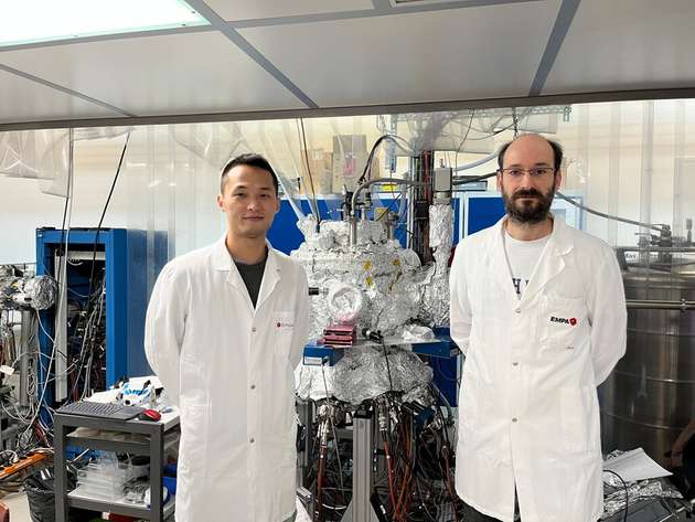 Die Empa-Forscher Shih-Chi Yang (links) und Romain Carron bei der Beschichtungsanlage für die CIGS-Schicht, die das Licht zur Umwandlung in Strom absorbiert
