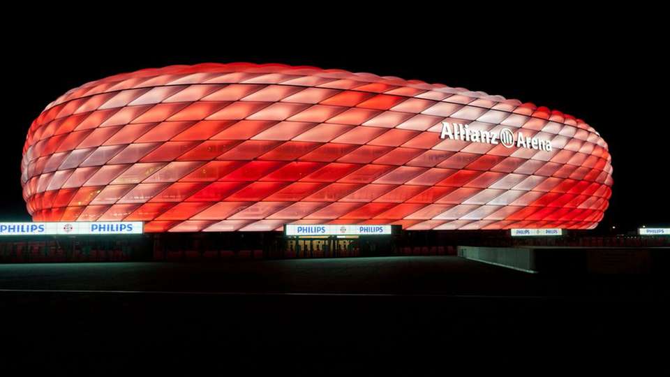 Allianz-Arena mit eleganten Farbdynamiken: Mehr als 60 Prozent Energie sparen die verwendeten LEDs im Vergleich zur bisherigen Leuchtstofflampen-Lösung.