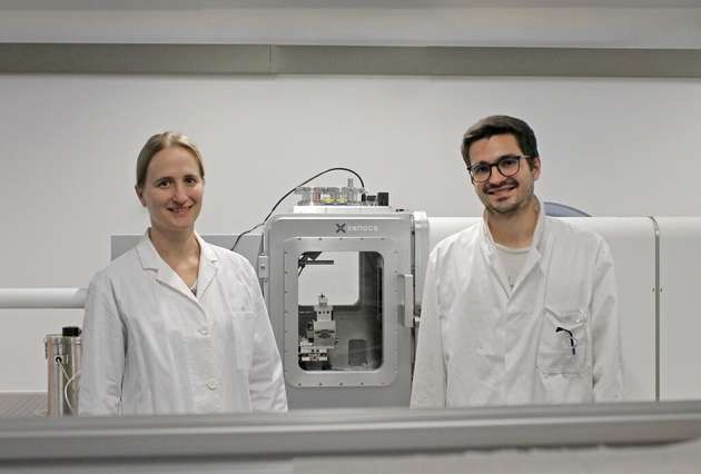 Prof. Dr. Eva M. Herzig und Fabian Eller M.Sc. (v.l.) im Röntgenlabor der Herzig Group an der Universität Bayreuth.
