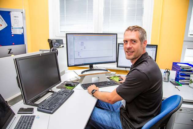 Vít Stoklasa, Leiter der technischen Abteilung bei Witte Automotive Nejdek, vergibt Zugriffsberechtigungen mittels Sinema Remote Connect.