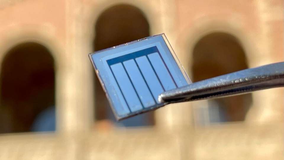 Widerstandsfähige und günstige Zellen: In einem internationalen Projekt sind Perowskit-Solarzellen mit verbesserten Eigenschaften entstanden.
