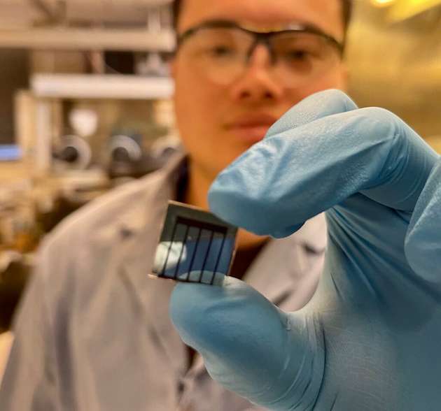 Yepin Zhao, UCLA-Postdoktorand und Erstautor der Studie, mit einer Solarzelle auf Perowskit-Basis