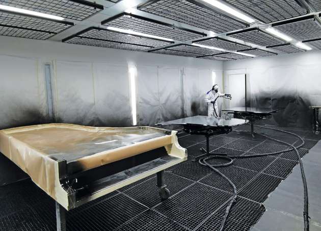 Nach wie vor erfolgt das Lackieren der Flügel in Handarbeit, die viel Fingerspitzengefühl und Erfahrung voraussetzt.