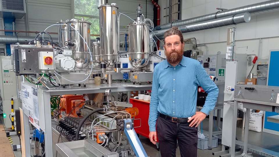 Dr. Boris Marx bei der Herstellung von PLA-Blend mit Stereokomplex-Kristallstruktur im Faserinstitut Bremen