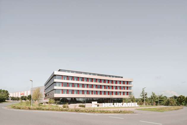 Helukabel hat seinen Hauptsitz im baden-württembergischen Hemmingen und beschäftigt rund 2.200 Mitarbeiterinnen und Mitarbeiter an 60 Standorten in 37 Ländern
