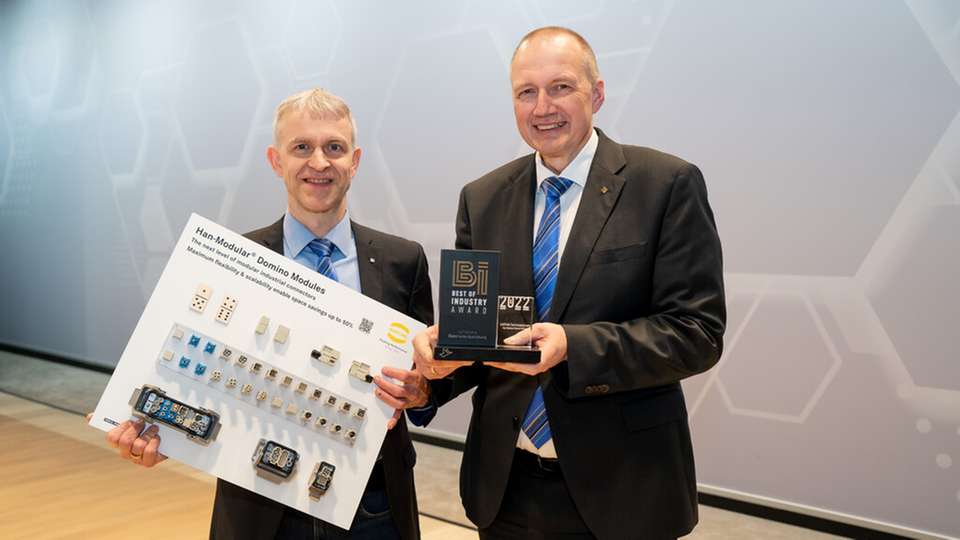 Norbert Gemmeke, Geschäftsführer der Global Business Unit Electric bei Harting (r.), und Heiko Meier, Produktmanager für die Han-Modular-Domino-Module (l.), freuen sich über den „Best of Industry Award“ in der Kategorie „Elektrische Ausrüstung“.
