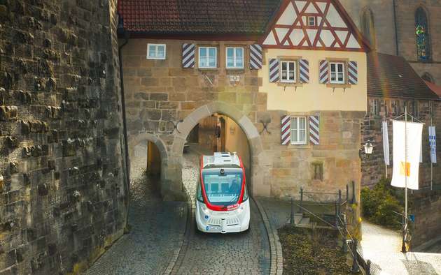 Zukunft in historischem Ambiente: Die autonomen Shuttles in Kronach sind eine touristische Attraktion.