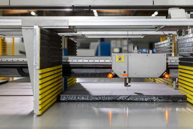 Das extrem scharfe Bandmesser schneidet präzise die gewünschten Konturen ins Schaummaterial.