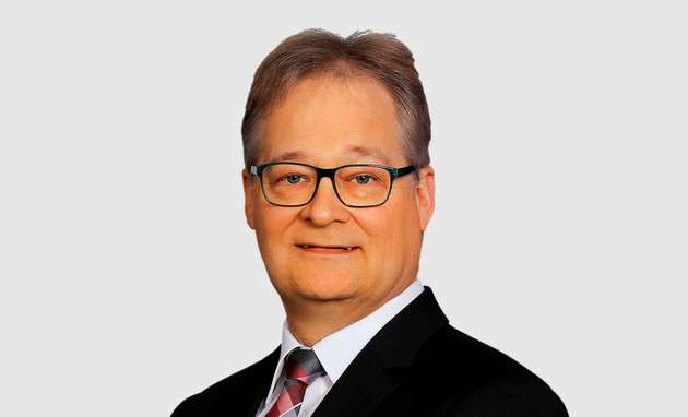 Dipl.-Ing. Jürgen Weczerek, Manager Produktmarketing Wireless/Security, Phoenix Contact Electronics: Beide Kommunikationsstandards – 5G und Wi-Fi 6/6E – basieren vielfach auf den gleichen Technologien, sodass ihre Eigenschaften in Zuverlässigkeit, Echtzeit, Performance und Effizienz ähnlich sind. Allerdings unterscheiden sich die grundsätzlichen Einsatzziele in der Fabrik. Während 5G vorrangig als Backbone-Netzwerk alle kommunikativen Anforderungen in einer Industrieanlage umsetzt, dient WLAN in erster Linie als drahtlose Erweiterung des Ethernet-Netzwerks für bewegte oder mobile Geräte. Denn WLAN lässt sich einfach und kostengünstig skalieren. 5G rechnet sich aufgrund höherer Kosten und Komplexität für größere Netzwerke. Letztendlich kann der Anwender das für seine Applikation beste Kommunikationskonzept wählen. Dabei muss er sich nicht gegen ein Funksystem entscheiden, da beide Funktechnologien parallel betrieben werden können. 