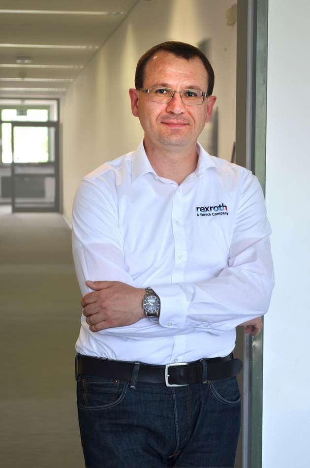 Dr. Gunther May, Leiter Technologie und Innovation, Business Unit Automation & Electrification Solutions, Bosch Rexroth: 5G kann seine Stärken dort ausspielen, wo ein hohes Maß an Flexibilität notwendig und Verkabelung hinderlich ist. Es wird sich künftig vor allem in mobilen und portablen Endgeräten durchsetzen. Der Einsatz von 5G in der Industrie steht erst am Anfang, denn für eine flächendeckende Nutzung fehlen Schlüsselfunktionalitäten. Diese sind im Standard bereits spezifiziert, aber noch nicht vollständig in 5G-Halbleiter- und Infrastrukturkomponenten integriert. In der Praxis arbeiten viele Fabriken parallel: 5G wird im Testbetrieb genutzt, die Produktion läuft über konventionelle Netze. Wir gehen davon aus, dass sich die verschiedenen Funktechnologien in vielen Fällen nicht verdrängen, sondern koexistieren werden. WLAN wird weiterhin in der Fertigung eingesetzt und wird langfristig dort von 5G abgelöst, wo „kritische Kommunikation“ in Echtzeit per Funk erforderlich ist