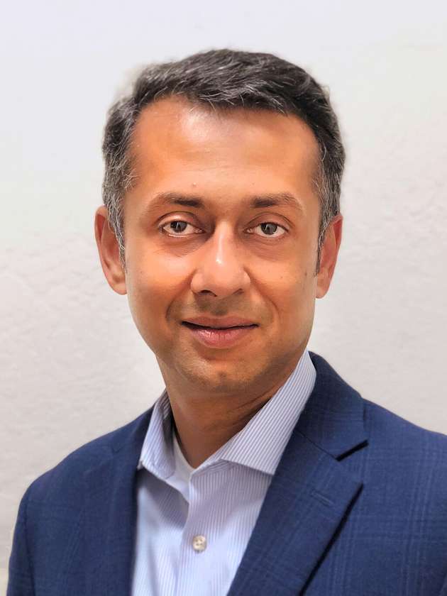 Sivaram Trikutam, Vice President Wi-Fi, Infineon Technologies: Wir gehen davon aus, dass 5G und Wi-Fi 6E für Industrie 4.0-Anwendungen koexistieren werden. 5G-Netze eignen sich besser für Anwendungen, in denen Mobilität über große Entfernungen notwendig ist, wie beim Einsatz für landwirtschaftliche Nutzfahrzeuge und für die Fernwartung über einen digitalen Zwilling. Wi-Fi 6E ist attraktiv für den Einsatz in kleineren Büros oder Fabrikhallen und bietet eine kostengünstigere Verbindungsoption, da es lizenzfreie Frequenzen nutzt. Diese Einsätze können portabel sein und eine begrenzte Mobilität bieten, wie bei Industrierobotern in der Fabrik. Wi-Fi 6E erfüllt eine Reihe von Anforderungen an Sicherheit, Netzwerkeffizienz und Roaming und bietet Echtzeitleistung und Robustheit bei hohen Durchsatzraten.