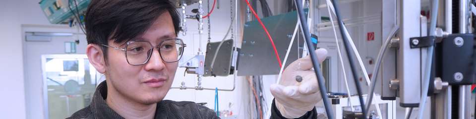 Wie Mangan und Eisen in Lichtbogenöfen unter Verwendung von Wasserstoff reduziert werden können, erforscht Dr. Yan Ma am MPIE. Er wird dieses Fachwissen in das HalMan-Projekt einbringen.