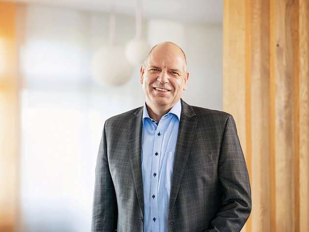 Axel Lorenz, CEO, Business Unit Process Automation, Siemens Digital Industries: Die Prozessindustrie steht als einer der Hauptverursacher von CO2-Emissionen unter besonderem Druck, klimaschonend zu produzieren. Ein ganzheitliches und effektives Nachhaltigkeitsmanagement kann nur funktionieren, wenn über die gesamte Wertschöpfungskette konsequent auf Digitalisierung und Automatisierung gesetzt wird. Eine durchgängige, flexible und skalierbare Softwarelandschaft ermöglicht, beispielsweise durch den Einsatz eines digitalen Zwillings der Anlage, die signifikante Reduktion von Emissionen in gesamten Prozessanlagen. Auf der Hannover Messe veranschaulicht Siemens, wie Industrieunternehmen ihre Produkte, Anlagen und Prozesse „CO2-ärmer“ und nachhaltiger gestalten können, indem sie zum Beispiel Prozesse einfach und nachhaltig optimieren.