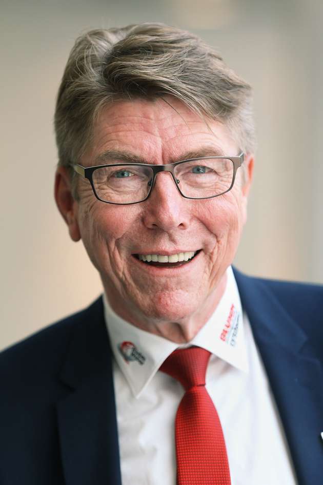 Andreas Koch, Vertriebsdirektor, Bluhm Systeme: Auf der Hannover Messe zeigen wir, wie sich bei der Produkt- und Verpackungskennzeichnung Emissionen einsparen lassen. So setzen wir zum Beispiel vermehrt auf den Einsatz ökologisch verträglicher Etikettenmaterialien aus recycelten oder alternativen Materialien wie Gras, Zuckerrohr und Stein. Unsere Etikettierer verzichten zunehmend auf Energie intensive Druckluft, können Etikettenmaterialien ohne Trägermaterial verarbeiten und Etiketten bedarfsgenau und somit sehr sparsam zuschneiden. Die Direktbedruckung mit Tinte ist eine weitere Ressourcen schonende Lösung, da hier komplett auf Etikettenmaterial verzichtet wird. Die Tintenkartuschen lassen sich wiederverwenden, die Farbbänder für Thermotransferdrucker verzichten auf Lösungsmittel und unsere Laserbeschrifter kommen gänzlich ohne Verbrauchsmaterialien aus. So ermöglichen wir es unseren Kunden, mit unseren Systemen ihren CO2-Ausstoß spürbar zu senken.