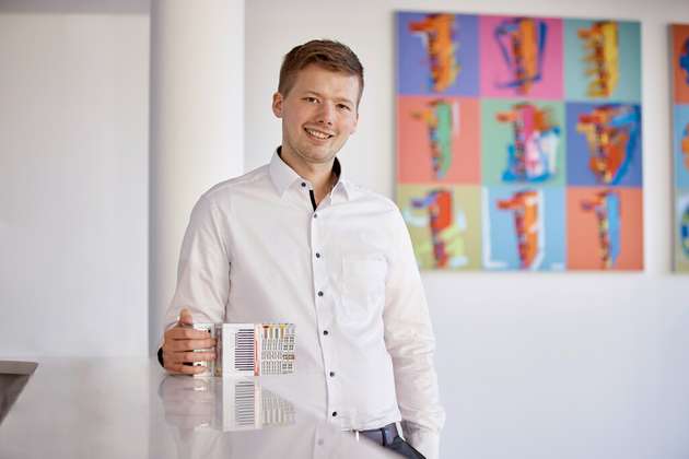 Andreas Oetken, Branchenmanagement Prozessindustrie, Beckhoff Automation: Ein wichtiges Ziel von Beckhoff ist es, den Kunden den erfolgreichen Weg zur Klimaneutralität zu ebnen. Dabei steht am Anfang das Bewusstsein für den eigenen Energiebedarf, der sich mit der in PC-based Control nahtlos integrierten Messtechnik optimal erfassen und visualisieren lässt. Mit unserer Steuerungstechnik gewährleisten wir zudem immer schnellere Prozesse und geben unseren Kunden so die Möglichkeit, zunehmend präzise sowie Energie und Rohstoffe sparende Anlagen zu entwickeln. Weiterhin bietet PC-based Control gerade in neuen Anwendungsbereichen wie der Wasserstoffindustrie maximale Flexibilität, um sich wandelnden Anforderungen anpassen zu können. Beckhoff verfolgt diese Ideen auch in der eigenen Produktion. So decken wir unseren Energieverbrauch vermehrt aus lokal erzeugten regenerativen Energien.