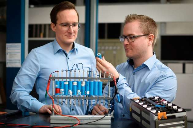 Tom Ruether (r.) und Gregor Ohnemüller arbeiten an der Refabrikation von Akkupacks.