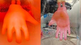 Künstliche Haut wie einen Handschuh überziehen: 3D-gedruckte Präparate machen es möglich.