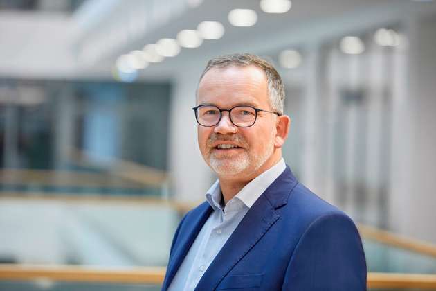 Thomas Oesselke, Business Development Manager Vertical Market Management Process Industry, Phoenix Contact Electronics: Auf der Hannover Messe 2023 fokussiert sich Phoenix Contact im Bereich der Prozessindustrie auf die Themen „Nachhaltige Digitalisierungslösungen zur Reduzierung des CO2-Footprints“ und „Power-to-X“. Das sind für uns die wesentlichen Treiber zur Realisierung unseres Zukunftsbilds der All Electric Society. Auf unserem Sonderstand in Halle 13 erläutern wir den Interessenten die Vorteile der offenen Automatisierungsplattform PLCnext Technology hinsichtlich der Erzeugung und Nutzung von grünem Wasserstoff. Basierend auf dem gesamten Produktportfolio von Phoenix Contact zur Elektrifizierung, Vernetzung und Automatisierung diskutieren wir mit den Messebesuchenden über Lösungskonzepte für deren spezielle Anwendungen.