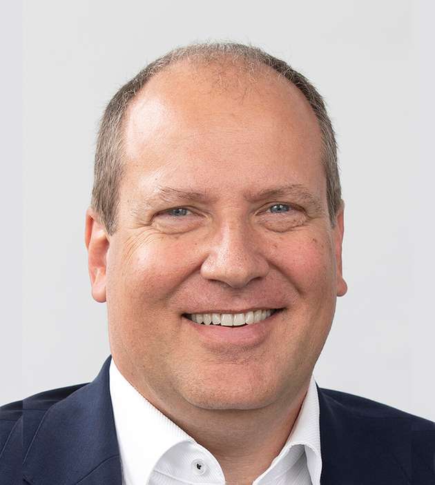 Thilo Döring, Geschäftsführer, HMS Networks: Als produzierendes Unternehmen ist HMS kontinuierlich um die Verringerung seines ökologischen Fußabdrucks bestrebt. Dazu gestalten wir unsere eigenen Produkte möglichst energieeffizient und wählen ökologisch intelligente Arbeitsweisen. Darüber hinaus unterstützen wir unsere Kunden aktiv mit Produkten und Lösungen bei der Reduzierung ihres CO2-Fußabdrucks. Der Einsatz automatisierter Verfahren und intelligenter industrieller Kommunikation ermöglicht einen effizienteren Energieverbrauch bei industriellen Geräten, etwa Motorsteuerungen, Pumpen und Lüftungsanlagen. Unsere intelligenten Fernwartungslösungen sparen Energie, indem sie sowohl einen effizienteren Betrieb ermöglichen als auch die Notwendigkeit für Serviceeinsätze verringern. Wir schätzen, dass unsere Kunden hierdurch ihre Umweltbelastung um über eine Million Tonnen CO2 reduzieren konnten.