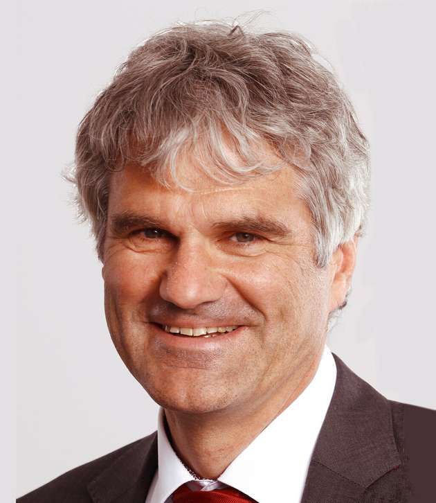 Benedikt Rauscher, Manager Global IoT/I4.0 Projects, Pepperl+Fuchs: Pepperl+Fuchs verfolgt im Rahmen einer Digitalen Agenda eine Vielzahl von Ansätzen zur Reduktion des CO2-Ausstoßes. Auf der Hannover Messe 2023 wird beispielsweise gezeigt, wie durch digitales Bereitstellen von Produktinformationen signifikant Papier eingespart wird. Auf den Produkten werden nach IEC 61406 standardisierte QR-Codes aufgebracht, welche einen Link zu einer Produktseite im Internet enthalten. Auf dieser Seite sind neben technischen Informationen auch weitere Daten wie das Produktionsjahr verfügbar und es können alle zu diesem Produkt relevanten Dokumente und Dateien digital abgerufen werden. Damit müssen den Produkten keine Dokumente mehr in Papierform beigelegt werden, welche die Anwender in den meisten Fällen sowieso direkt entsorgen. Es wird tonnenweise Papier eingespart und gleichzeitig den Kunden die Handhabung erleichtert.