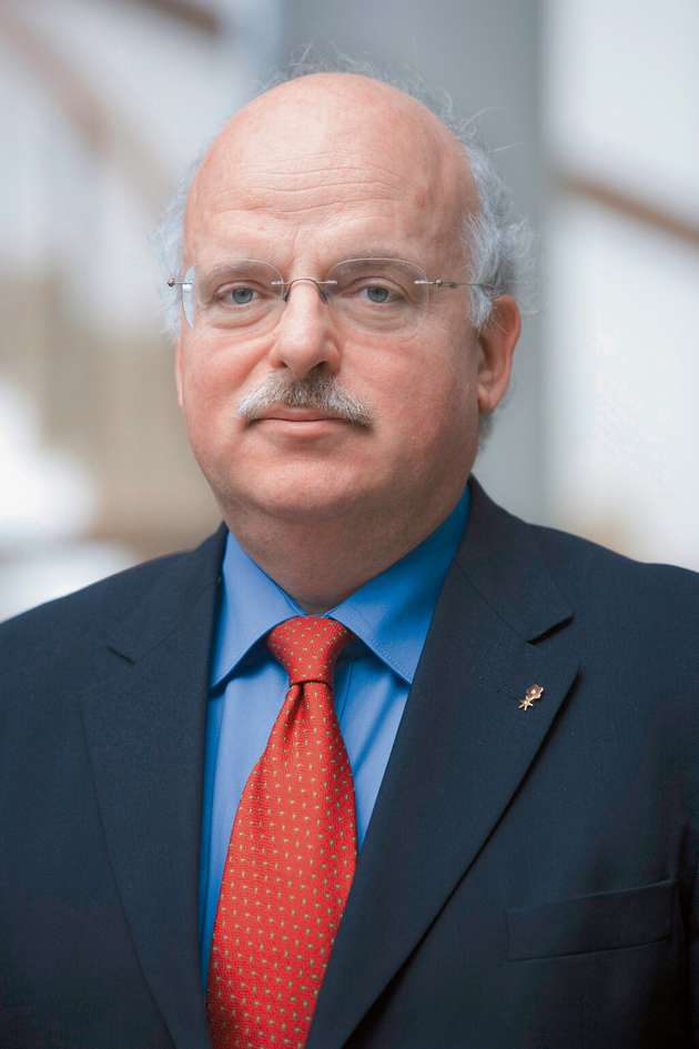 Thomas Kaeser, Vorstandsvorsitzender, Kaeser Kompressoren: Gerade in der Drucklufttechnik gibt es durch Innovationen viele Möglichkeiten, Energie einzusparen und dadurch den CO2-Ausstoß spürbar zu reduzieren: Jedes neue Produkt, egal ob Kompressor oder Trockner, verbraucht aufgrund innovativer mechanischer oder elektronischer Konzepte deutlich weniger Energie als das Vorgängermodell. Zusätzlich können modernste maschinenübergreifende Steuerungen alle Produkte in einer kompletten Druckluftstation so optimal zusammenarbeiten, dass sich die Gesamteffizienz weiter erhöht. Moderne Leckageerkennungs- und Wärmerückgewinnungssysteme in Kompressorenanlagen verringern den CO2-Ausstoß durch weitere Verbesserung des Maschinen- oder Systemwirkungsgrades. Durch Digitalisierung und Fernabbindung kann ineffizientes Betreiben von Druckluftsystem erkannt und dann abgestellt werden. 