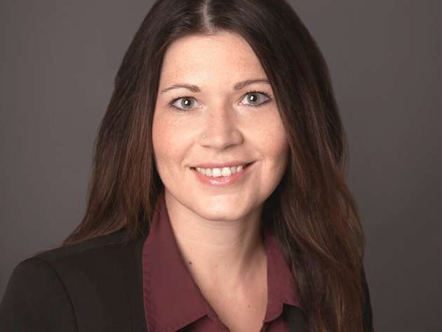 Silke Bucher, Head of Offer Management and Software Sale, Schneider Electric: Schon seit mehr als einem Jahrzehnt ist es das Geschäftsmodell von Schneider Electric, Industrieunternehmen nachhaltiger und zugleich wirtschaftlicher zu machen. Mit dieser Erfahrung im Rücken möchten wir auf der Hannover Messe Impulse für mehr Herstellerunabhängigkeit in puncto Datenkommunikation und Automatisierung setzen. Nur wenn die Industrie es lernt, mit einer Sprache zu sprechen, können wir die Potenziale von Industrie 4.0 auch flächendeckend nutzen. Um die Implementierung von Industrie-4.0-Technologien vor allem im Bereich Smart Factory zusätzlich zu unterstützen, haben wir zudem einen neuen Bereich der digitalen Transformation ins Leben gerufen: Die Industrial Digital Transformation Services mit einem spezialisierten End-to-End-Ansatz unterstützt Großunternehmen und den Mittelstand bei Planung und Umsetzung ihrer Industrie-4.0-Strategie.