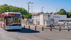 Mit dem Wasserstoff aus der 1-MW-AuxHYGen-Tankstelle von Hynamics wird unter anderem das lokale Busnetz versorgt.