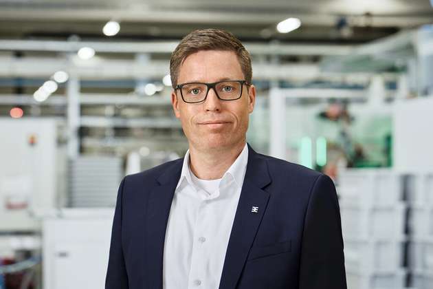 Dr. Timo Berger, Vertriebsvorstand, Weidmüller: Verantwortungsbewusst planen und handeln – und dabei das große Ganze im Blick behalten. So treiben wir Veränderungen voran, um den CO2-Ausstoß nicht nur spürbar, sondern auch messbar zu reduzieren. Photovoltaik, Windenergie, Wasserstofferzeugung: Unsere Lösungen optimieren wichtige Prozesse der nachhaltigen Energiegewinnung und -speicherung. Bei der Produkt-Herstellung setzen wir auf zirkuläre Wertschöpfung und Optimierung der eingesetzten Ressourcen. Zudem geben wir als Gründungsmitglied des Estainium-Netzwerks wichtige Impulse, um den CO2-Fußabdruck in der Industrie transparenter zu gestalten. Auch bei AquaVentus sind wir von Anfang an mit dabei und setzen uns für die Off-Shore-Erzeugung von Grünem Wasserstoff als einem zentralen Element der Energiewende ein.