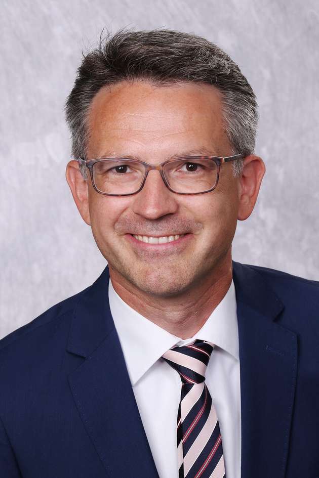 Christian Elbert, Director Marketing Process Instrumentation, Wika: Die Industrie steht vor einer gewaltigen Transformation, der Dekarbonisierung ihrer Verfahren. Wika als langjähriger Messtechnik-Partner im Bereich Energieversorgung begleitet sie bei diesem Wandel. Wasserstoff spielt hierbei eine zentrale Rolle als alternativer Energieträger, mit großen Herausforderungen auch für die Messtechnik. Druck und Temperatur zum Beispiel bewegen sich in H2-Applikationen teilweise in extremen Bereichen. Die hohe Explosivität des Wasserstoffs schon in kleinen Anteilen in der Luft und dessen Eigenschaft, Materialien zu durchdringen, erhöhen die Ansprüche an die Messgeräte zusätzlich. Wika zeigt bei der Hannover Messe beispielhaft anhand der Instrumentierung eines H2-Kompressors, worauf es bei wasserstoffkonformen Lösungen im Hinblick auf Sensorik, Werkstoffe und Kon­struktion ankommt.