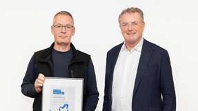 Seit 30 Jahren bei Denios aktiv: Guido Hoedt (links) nimmt die Glückwünsche von Firmengründer Helmut Dennig entgegen.