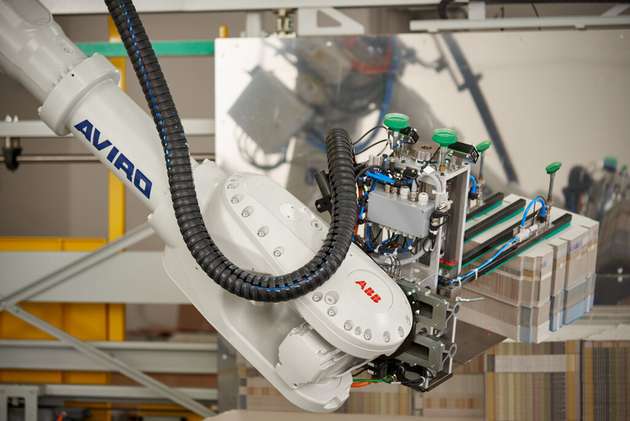 Hauptakteur in der De-Palettieranlage ist der Sechsachsroboter IRB 6700 von ABB. Er wird bei einer Traglast von bis zu 300 kg locker mit den Kartonstapeln fertig.