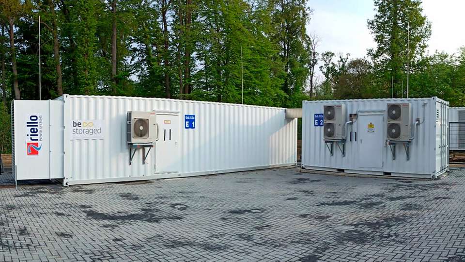 Zu den LLEC-Komponenten, die erprobt werden, gehört unter anderem ein Batteriesystem mit einer Kapazität von 525 kWh und einer Gesamtleistung von 1.500 kW, das angeschlossenen Gebäuden eine redundante unterbrechungsfreie Stromversorgung bietet.