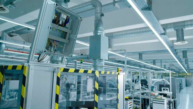 Die Data Collection Box ist nachrüstbar und sammelt wichtige Daten zur Produktions- und Energieoptimierung, zum Beispiel in der Elektronikproduktion „PLCnext Factory“ am Standort von Phoenix Contact in Bad Pyrmont.