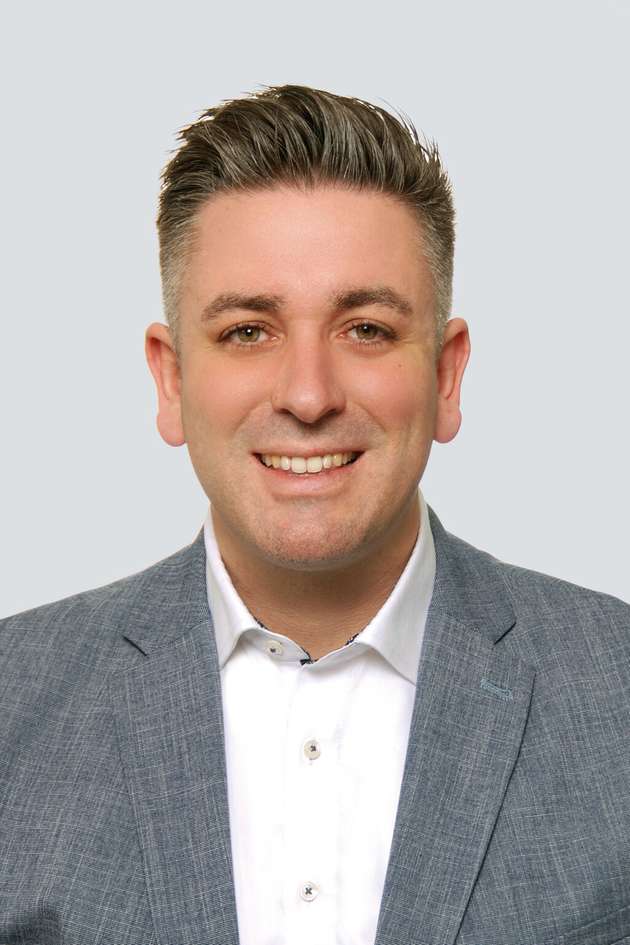 Dominik Fröhlich, Industrie-Applikationsexperte Energie & Transport, Bürkert Fluid Control Systems: Wasserstoff als umweltfreundlicher Energieträger steht an der Schwelle zur Industrialisierung und ist Fokus unseres Messeauftritts. Bürkert-Lösungen unterstützen bereits seit Jahrzehnten Technologien, die erneuerbare, effiziente und nachhaltige Energien ermöglichen. Die Bandbreite erstreckt sich von Komponenten wie Massendurchflussregler, wasserstoffgeeigneten Magnetventilen und Sensorik für den Prüfstandsbau von Brennstoffzellen bis hin zu komplexen Systemlösungen für die Wasserstofferzeugung, -verteilung und -nutzung. Die passgenauen Lösungen für Elektrolyseure oder Brennstoffzellensysteme arbeiten präzise, zuverlässig und sind speziell auf die Anforderungen dieses „neuen“ Einsatzbereichs zugeschnitten.