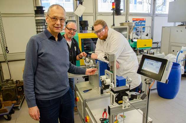 Laborleiter Prof. Dr. Reinhard Lorenz (l.) will mit der Anlage die Mitarbeitenden der Hochschule mit Filament versorgen und sieht in ihr auch großes Potenzial für die eigene Forschung in der Kunststofftechnologie.