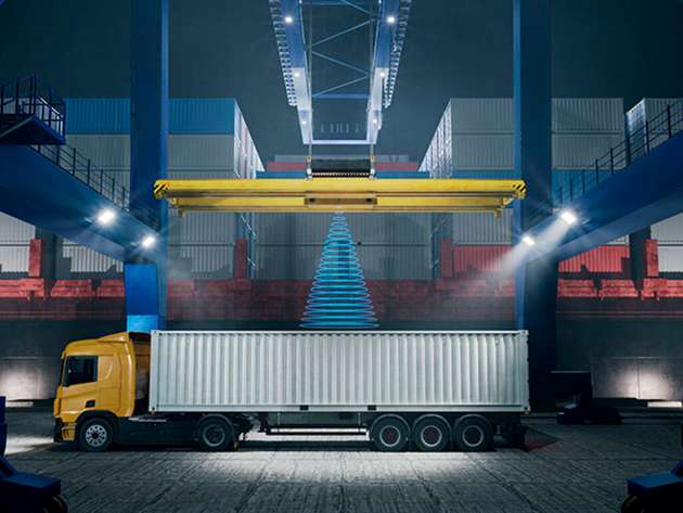 Turcks Radardistanzsensor DRM30-IOL erfasst zuverlässig den Abstand zwischen Spreader und Container, dank seines Edelstahlgehäuses auch dauerhaft in rauer salzhaltiger Küstenluft.