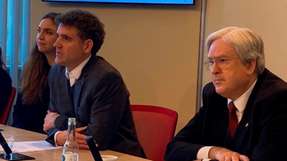 Dr. Thorsten Spillmann vom Fraunhofer IEG (links) und Prof. Jörg Steinbach, Wirtschaftsminister von Brandenburg, stellen die Ergebnisse der Machbarkeitsstudie auf einer Pressekonferenz vor.