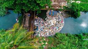 Plastic Fischer nutzt schwimmende Barrieren, um Plastikabfälle aus Flüssen zu sammeln. Dank der finanziellen Unterstützung von Igus konnten bereits 3.340 kg Plastik in Kanput und Mangaluru gesammelt werden, was mehr als 150.000 Plastiktüten entspricht.