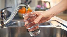 Bakterienbelastetes Trinkwasser kann schon bei einem Schluck gesundheitliche Konsequenzen haben.