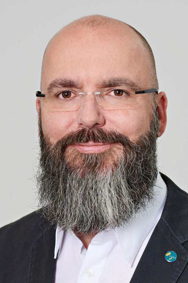 Matthias Zelinger ist Leiter des Competence Centers Klima & Energie, das mit Teammitgliedern in Berlin, Brüssel und Frankfurt die Klima- und Energie-bezogenen Aktivitäten des VDMA koordiniert, begleitet und nach innen und außen vertritt. Seit 2002 im VDMA hat er verschiedenste energiebezogene Funktionen auf der Erzeugungs- und Verbrauchsseite inne. Zuletzt war dies 2015 bis 2021 die des Geschäftsführers des Fachverbands Power Systems, der die Stromerzeugungs- und Speicher-Technologien umfasst. Parallel war Zelinger Energiepolitischer Sprecher des VDMA und ist seit 2016 stellvertretender Geschäftsführer der Forschungsvereinigung FVV. Vorher war er Generalsekretär des Europäischen Herstellerverbands EUTurbines und ist Experte für thermische Kraftwerke, nachdem er zuvor die Bereiche Drucklufttechnik und Prozessgas-Kompressoren verantwortete. 