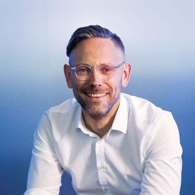 Philipp Steinberger, CEO bei Wöhner: Als Experte für die intelligente Steuerung und effiziente Verteilung elektrischer Energie wissen wir um die Herausforderungen unserer Zeit: Klimawandel, Ausbau erneuerbarer Energien, Energiesicherheit. Wir betrachten es als unsere unternehmerische Verantwortung, Impulse und Lösungen dafür zu liefern. Um die Energiewende zu schaffen, müssen wir die Energieversorgung in unserem Land neu denken. Wir bei Wöhner arbeiten an Innovation, die genau dazu beizutragen und unseren Kunden ermöglichen, Energie einzusparen. Über unsere Messtechnik, die Daten erfasst und transparent macht, lassen sich Einstellungen optimieren, um Verlustleistungen weiter zu reduzieren.