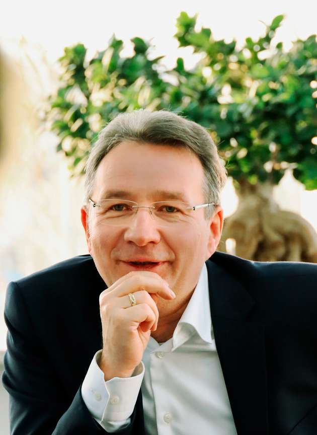 Dirk Görlitzer, COO und President Business Area ICE, Phoenix Contact: Eine Voraussetzung für die All Electric Society ist ein massiver Infrastrukturausbau und -umbau zur Verteilung und Speicherung der dezentral und regenerativ gewonnenen Energie. Die Weiterentwicklung des Netzes erzeugt einen steigenden Bedarf an Schalt- und Steuerungsanlagen aufgrund der Elektrifizierung, Vernetzung und Automatisierung aller Sektoren. Damit Schaltschrankbauer auch zukünftig die wachsende Auftragslage meistern und bedienen können, hat sich Phoenix Contact zum Ziel gesetzt, den Schaltschrankbau effizient zu gestalten. Mit innovativen Produkten und Lösungen für das wirtschaftliche Engineering und die smarte Produktion sowie Beratungsleistungen für eine ganzheitliche Optimierung der Wertschöpfungskette leisten wir einen entscheidenden Beitrag zur notwendigen Effizienzsteigerung im Schaltschrankbau.