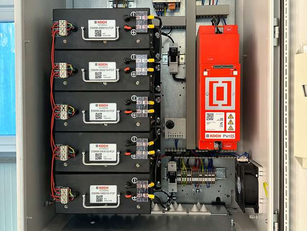 Modulare Lösung passt auch für große Anwendungen: Anschlussfertige, komplett ausgestattete Schaltschranklösung KTS von Koch mit aktiven Energiemanagement-Geräten PxtRX und Speichereinheiten (im Bild KTS mit maximal 48 kVA und circa 200 kJ).