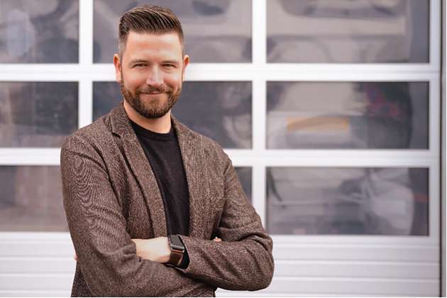 Hendrik Kahmann, Head of Business Development Carrier IP Networks & Enterprise Networks, Axians Deutschland: Der Klimaeinfluss der Digitalisierung wird oft skeptisch betrachtet, weil aufgrund wachsender Datenmengen mehr Strom benötigt wird – auch forciert durch 5G. Den CO2-Ausstoß durch die Digitalisierung pauschal zu verurteilen, ist jedoch unpassend. Die größte Chance für unser Klima ist die Digitalisierung, und dazu trägt 5G maßgeblich bei. So können von Bitkom und Accenture digitale Technologien in Deutschland über ein Drittel zum Erreichen der CO2-Reduktion bis 2030 beitragen. 5G wird zum Game Changer in der Transformation, denn die Funktechnologie ermöglicht effizientere Prozesse und viele weitere Anwendungsfälle. Auf unserem 5G-Testcampus der Axians werden diese für Industriekunden und im Hinblick auf eine CO2-arme Zukunft greifbar gemacht.