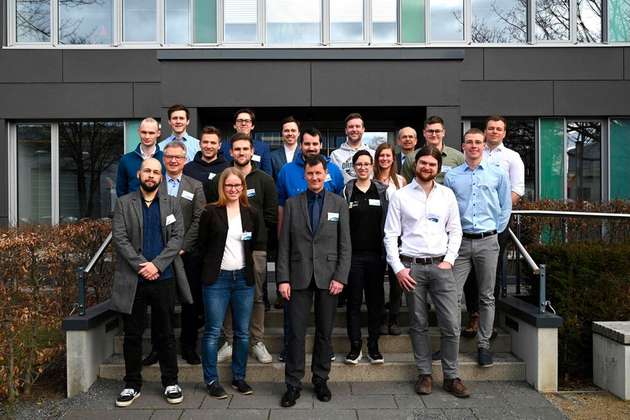 Teilnehmer und Organisatoren: Dieses Jahr partizipieren 28 Studenten aus fünf Universitäten an der DLR Design Challenge.