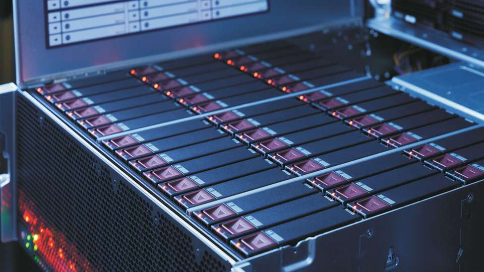 Die Rechenpower des neuen Supercomputers am KIT entspricht 10.000 Laptops.