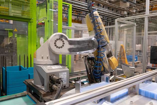 Mit Hilfe eines Roboters automatisiert Durable die Herstellung von Sichttafeln.