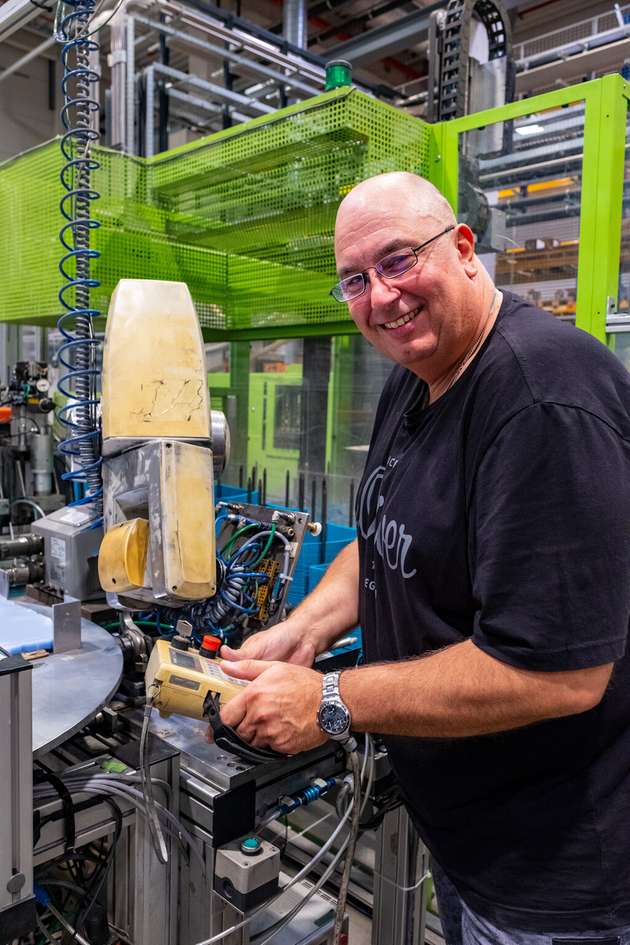 Frank Schwarzer weiß genau, was der Roboter-Senior benötigt, um gut durch die Woche zu kommen. 