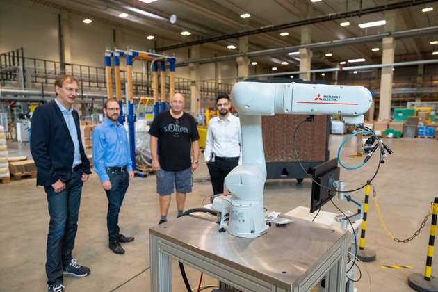  Bei Durable werden aktuelle Applikationen mit dem neuen Cobot Assista von Mitsubishi Electric getestet. Frank Bublies, Michael Finke, Frank Schwarzer und Kemal Yorulmaz (von links) sind überzeugt, dass sich damit weitere Effizienzgewinne erzielen lassen.