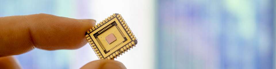 Für ihr Projekt haben die Forschenden Tausende von mikroskopischen Aufnahmen von Mikrochips gemacht. Hier ist ein solcher Chip in einem goldenen Chipgehäuse zu sehen. Die untersuchte Chipfläche ist nur etwa 2 mm2 groß.